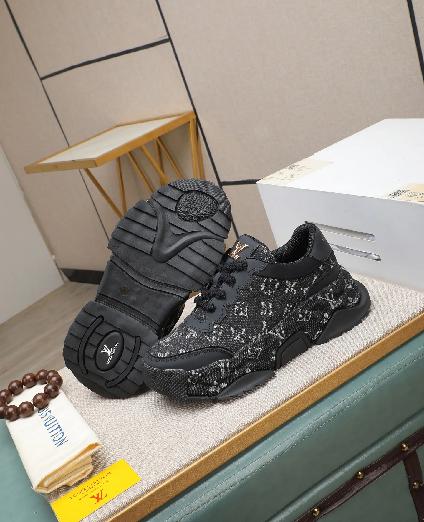 Men's shoes 💰600 LV are novel and fashionable, and the uppers are made of imported cowhide + LV special materials! Super trendy design! It’s eye-catching! The leather is soft, delicate, shiny and translucent, showing the ultimate in pure handcraftsmanship, and the mesh is soft, comfortable and breathable! Size: 39-44 (38 45 customized)
